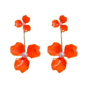 Elegante orangefarbene Emaille-Blumenohrringe mit Perlen und hautfreundlichen Stahlnadeln