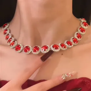 Collier de luxe style cour avec pierres précieuses rouges rondes et accents de diamants brillants