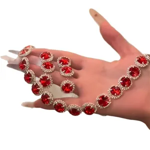 Élégante parure de bijoux style palais vintage avec collier et boucles d'oreilles rouges