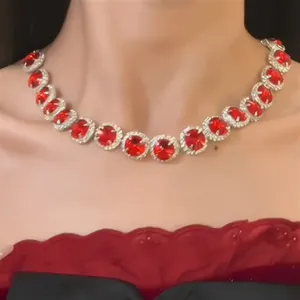 Gros plan d'un collier de luxe de style cour avec pierres rouges et accents de diamant