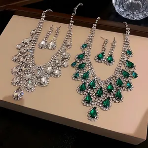 Elegante set di gioielli stile francese con collana e orecchini a goccia di strass