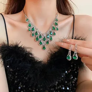Set di collana e orecchini di lusso francese con pietre preziose verdi a goccia su modella