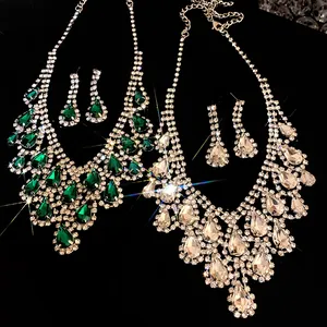 Dettaglio del set di gioielli con collana e orecchini in strass a goccia in stile francese
