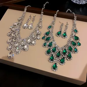 Dettaglio del set collana e orecchini con strass a goccia in stile francese verde smeraldo.