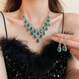 Elegante set di collana e orecchini con goccia verde e cristalli brillanti raffinati