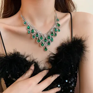 Collana a goccia con strass verde smeraldo indossata sul collo, dettaglio gioiello