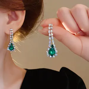 Eleganti orecchini a goccia verde smeraldo con dettagli in cristallo scintillante