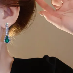 Eleganti orecchini a goccia in stile francese con smeraldo verde e strass scintillanti