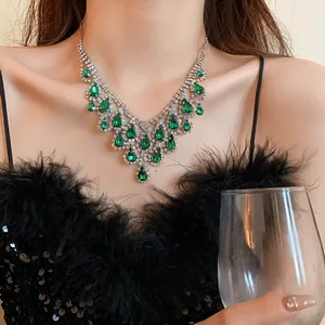 Vista dettagliata della collana con gocce di smeraldo e strass argentati brillanti