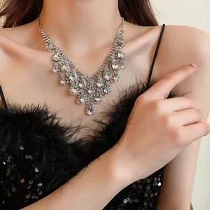 Dettaglio di una collana di lusso con strass a goccia indossata da una modella asiatica