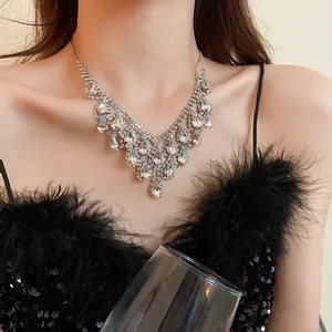 Primo piano dettagliato che mostra la scintillante collana di diamanti a goccia
