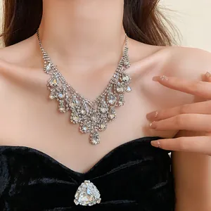Elegante collana stile francese con cristalli a goccia indossata su abito di velluto