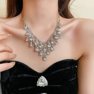 Elegante set di collane di lusso francesi con strass a goccia d'acqua sulla modella