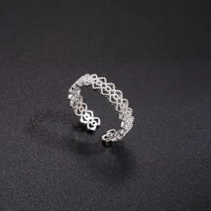 Detailansicht des hohlen Blumen- und Rautenmusters dieses eleganten offenen Rings.