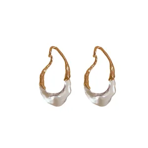 Orecchini a goccia geometrici irregolari placcati in oro 18 carati stile lusso.