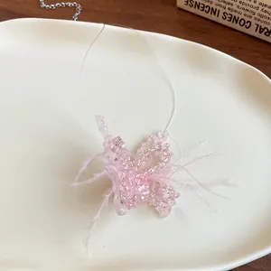 Detaillierte Nahaufnahme einer rosa Perlen-Schmetterlingskette mit feinen Federn