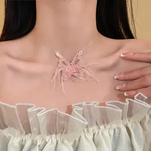 Detail der süßen rosa Kristall-Schmetterlings-Halskette mit weichen Federn für Damen