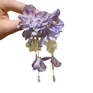 Eleganti orecchini a fiore in tessuto viola con nappe in vetro per vacanze al mare.