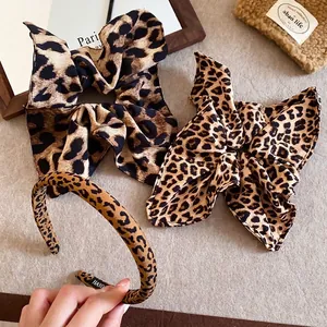 Set di accessori per capelli leopardati retrò con elastici a fiocco e cerchietto. (84 chars)