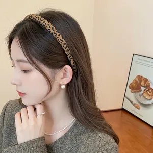 Elegante fascia per capelli leopardata retrò marrone per look autunno inverno