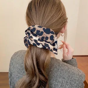 Scrunchie per capelli con stampa leopardata marrone, accessorio moda elegante per donna