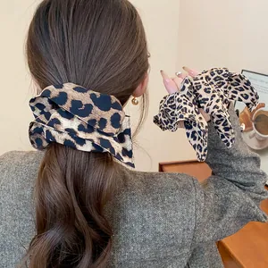 Dettaglio di un elastico per capelli vintage marrone leopardato su una coda di cavallo