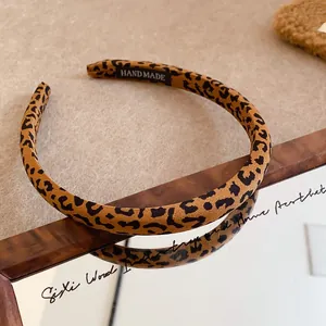 Dettaglio macro della fascia per capelli leopardata marrone vintage con etichetta
