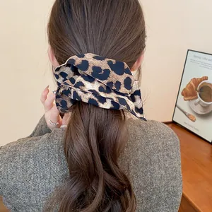 Vista dettagliata di un elastico per capelli leopardato vintage su una coda di cavallo