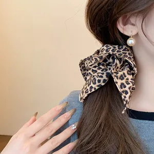 Primo piano di un elegante elastico per capelli leopardato su una coda di cavallo