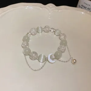 Bracciale minimalista in pietra occhio di gatto con ciondoli luna e campanello