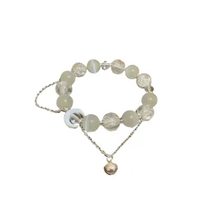 Bracciale minimalista di perline con pietre occhio di gatto, campanellino e ciondolo a luna.