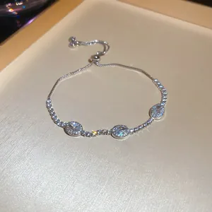 Elegante pulsera ajustable de plata con brillantes elementos de cristal ovalados