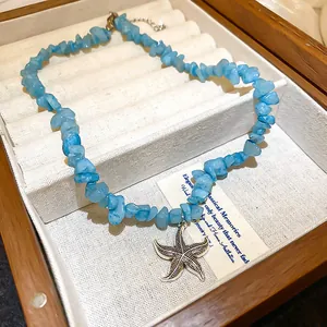 Nahaufnahme einer blauen Halskette aus Bruchsteinen mit einem silbernen Seestern-Anhänger