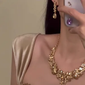 Detailansicht eines luxuriösen Schmucksets mit Strasssteinen und einer Halskette