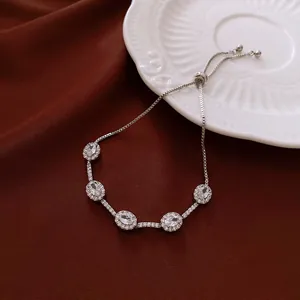 Elegante bracciale d'argento regolabile con ciondoli in cristallo su seta rossa
