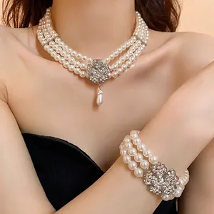 Elegantes mehrlagiges Perlenketten- und Armband-Set mit Strass-Blumenanhängern.