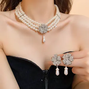 Elegantes dreilagiges Perlenhalsketten- und Blumenohrring-Set mit Glitzersteinen.