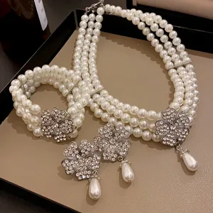Detailansicht eines eleganten Luxus-Perlenschmucksets mit schicken Strassblumen.