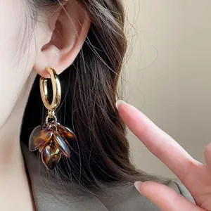 Primer plano detallado de pendientes retro con estampado de leopardo y aros dorados