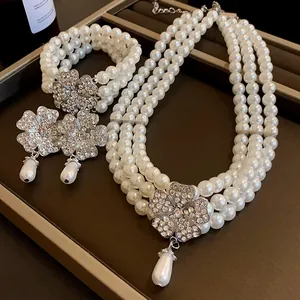 Detailansicht der luxuriösen mehrreihigen Perlenkette und Strass-Blumenschmuck-Set.