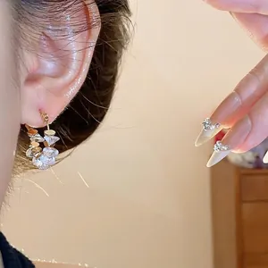 Eleganti orecchini a cerchio placcati oro 18k con ciondoli in cristallo in stile francese