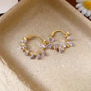 Orecchini a cerchio placcati oro 18 carati con pietre di cristallo e perline d'oro