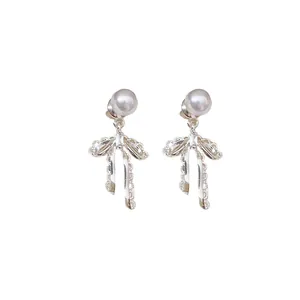 Eleganti orecchini a fiocco placcati in oro 18 carati con perle bianche in stile francese chic