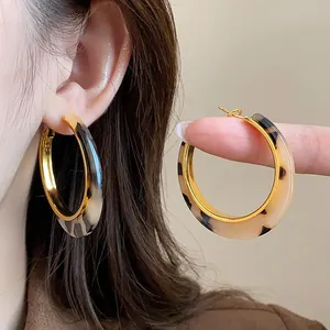 Elegantes pendientes de aro vintage con estampado de leopardo de carey y metal dorado
