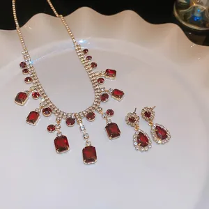Vue détaillée de l'ensemble élégant collier à franges et boucles d'oreilles strass doré