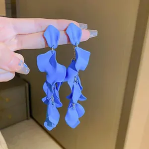 Orecchini pendenti a forma di petali di rosa blu con finitura opaca, stile audace