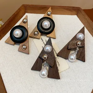 Orecchini etnici a triangolo in legno con perle e ago in argento per donna eleganti