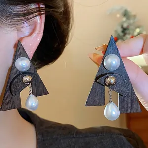 Orecchini a triangolo con venature del legno, perle bianche e aghi in argento puro