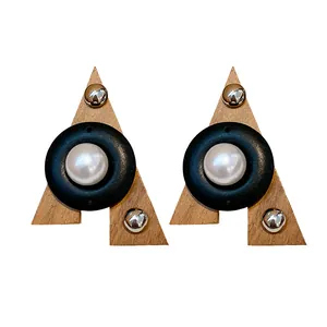 Orecchini geometrici a triangolo con texture in legno e perla sintetica centrale