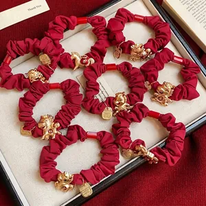 Lot de chouchous rouges avec breloques de cheval dorées pour l'année du cheval